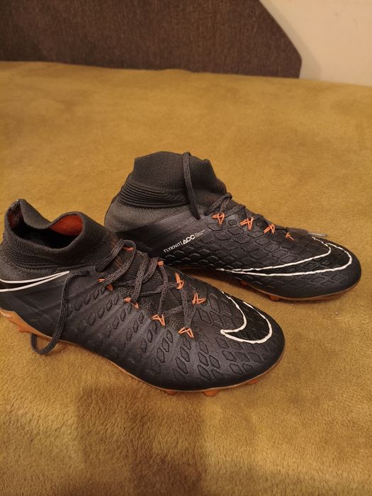 Бутонки за момче