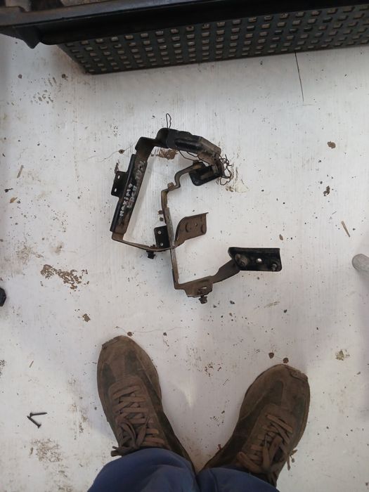 Крепления противотуманки Нисан Максима А32