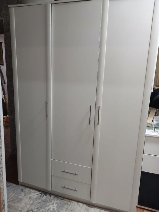 Шкаф трёхдверный