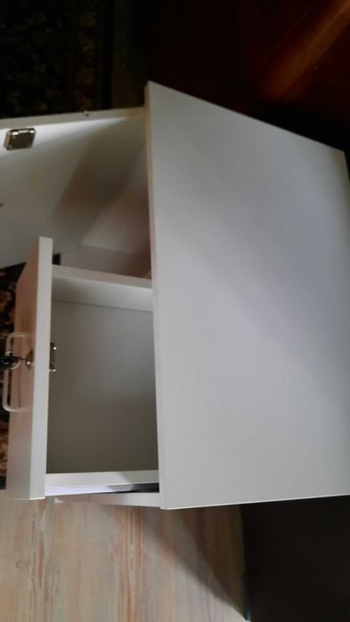 Продавам шкафче подходящо е за документи или други цености