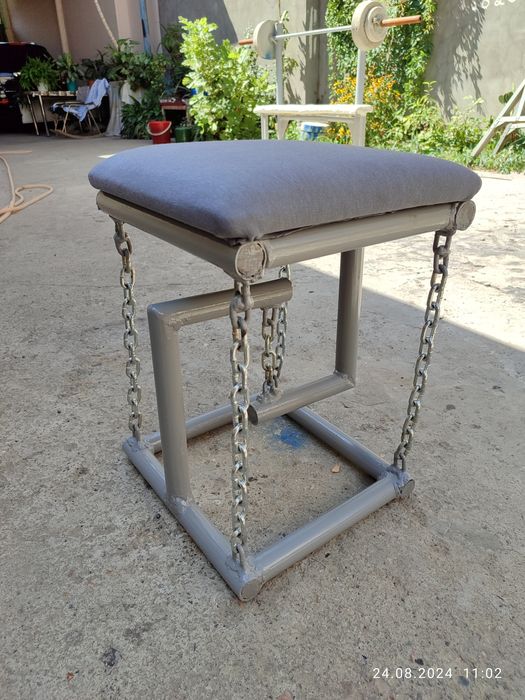 Табурет на цепях