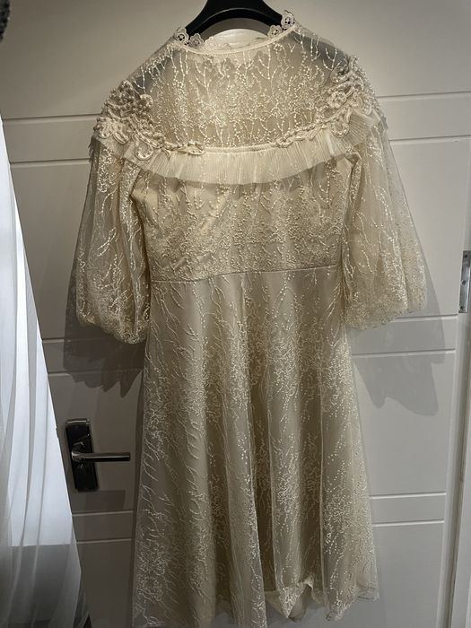 Бежевое нарядное платье
