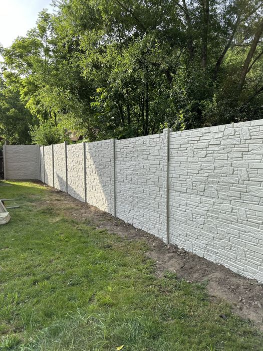 Vând/montez gard alcătuit din stâlpi/plăci de beton