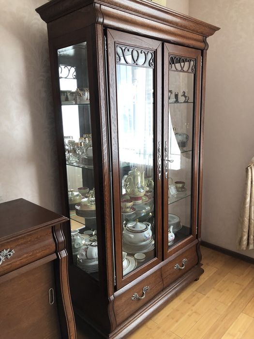 Продам Витрину для Посуды в гостинную
