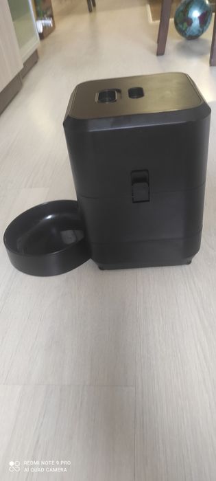 Автоматична хранилка за кученца и котенца