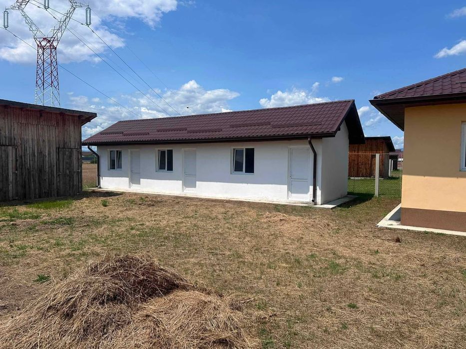 Oportunitate Excelentă: Proprietate Generoasă cu Anexe Multifuncționale și Curte Mare.