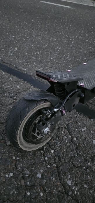 Kukirin g4 cu frane hidraulice