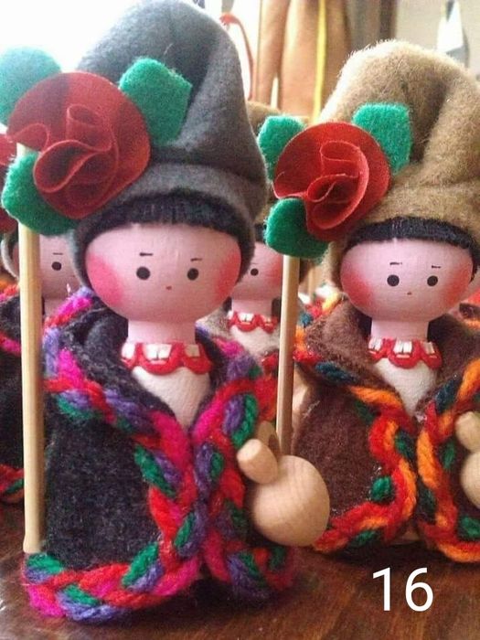 Ръчно изработени български сувенири /кукли, магнити/