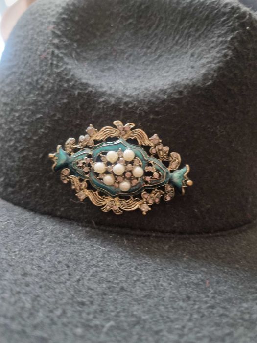 Стилни дамски шапки червена бежова и черна