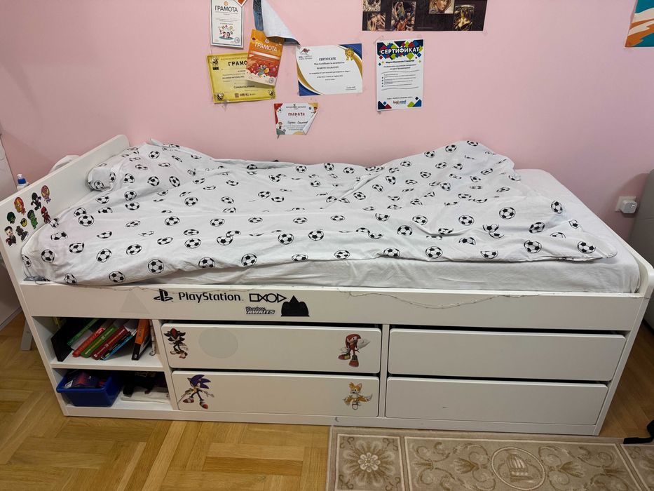 Продавам легло с чекмеджета