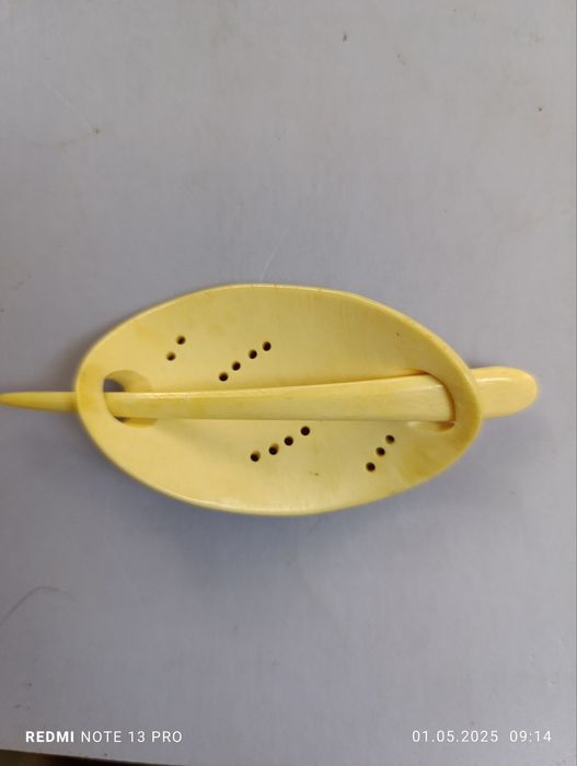 Новая заколка для волос из слоновой кости.