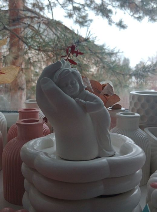 Гипсовый малыш в руке