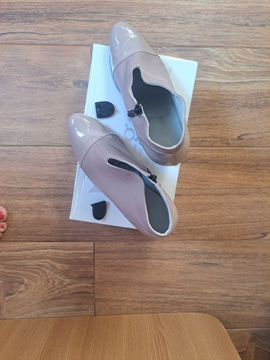 Vând ghetuțe piele