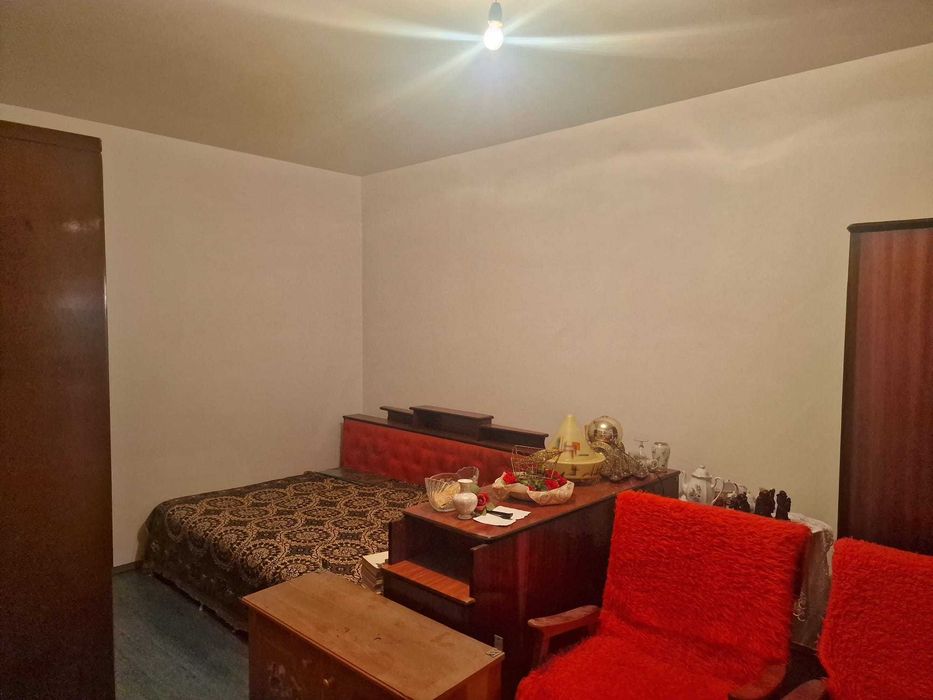 Casă 3 camere, colț de stradă, 800 m Shopping City — centrală, baie, pivniță