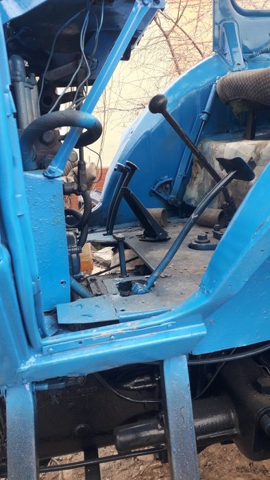 Belarus traktor sotiladi