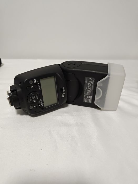Canon EOS 6D Mark II + Blitz extern