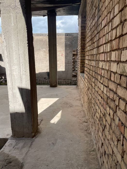 Продам Дом коробку,5,5 соток земли, на Луначарском!