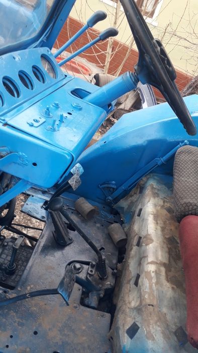 Belarus traktor sotiladi