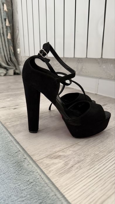 Женские босоножки