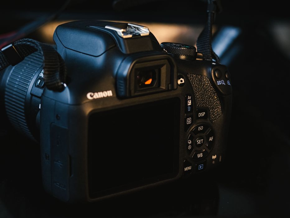 Фотоапарат Canon EOS 2000d