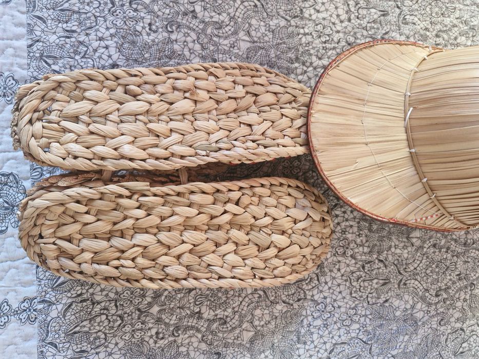 Продават се сувенирни шапка и пантовки Виетнам