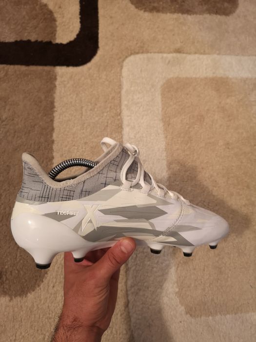 Vând ghete de fotbal profesionale Adidas X16. 1 FG în stare impecabila