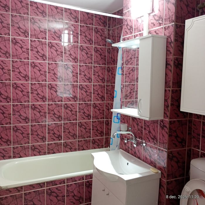 De închiriat apartament două camere decomandat etaj intermediar