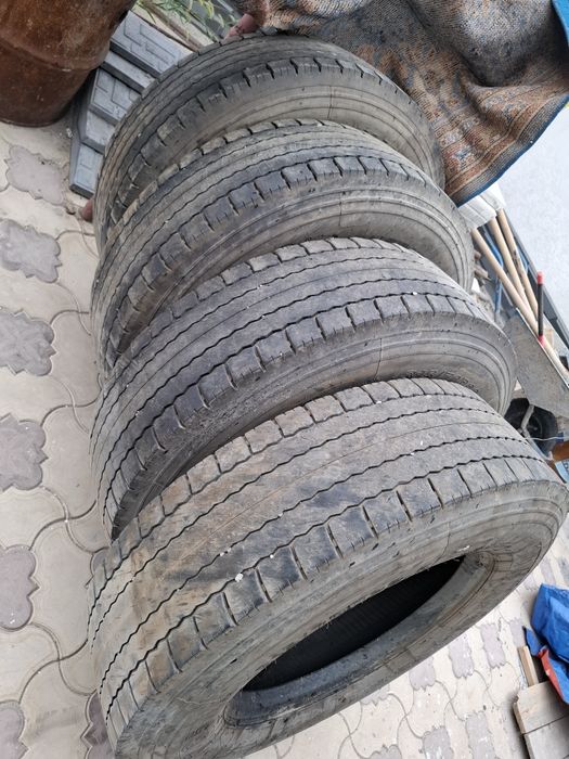 Грузовые шины срочно продам
