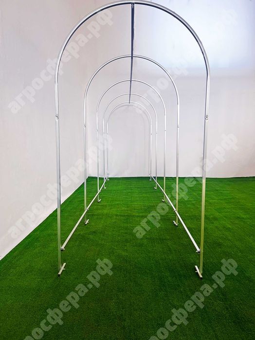 Парник из оцинкованной трубы с пленкой
