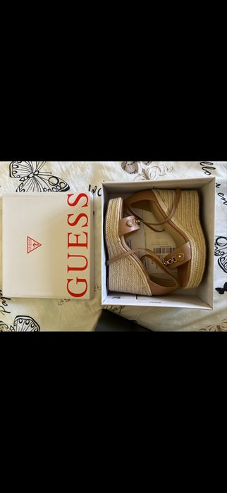 Сандали на платформа guess
