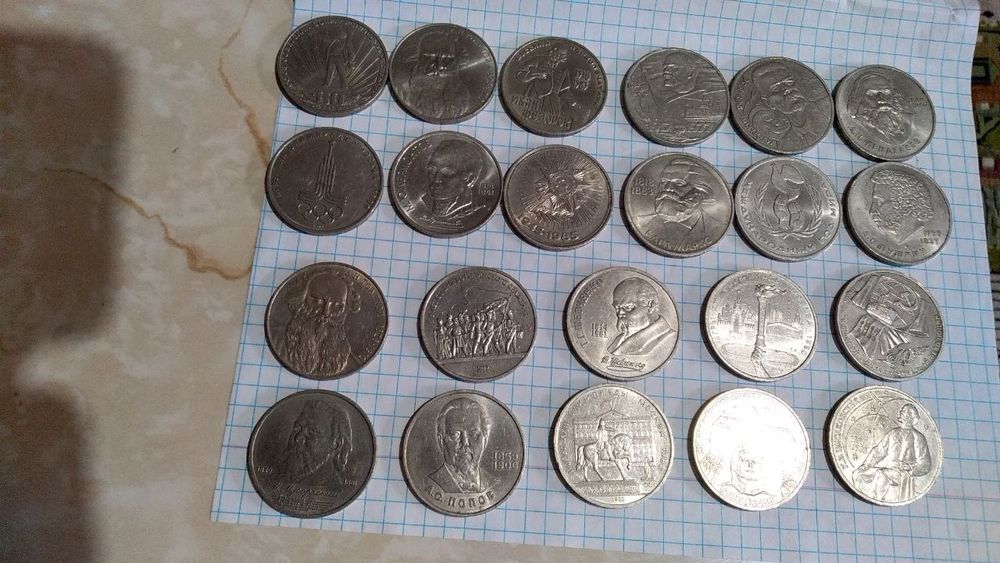 Продаются монеты разные и юбилейные рубли.