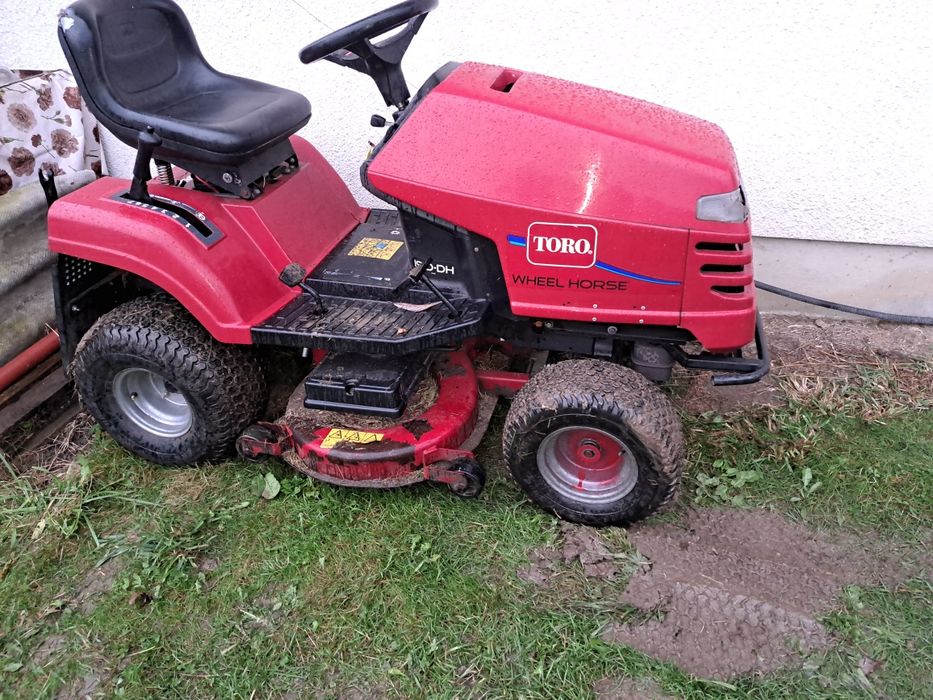 Toro tractor tuns iarba