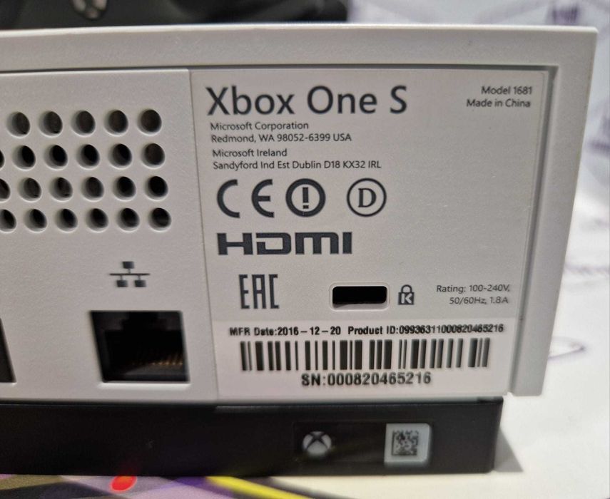 Asii Amanetului - Consola XBox One S Model 1681 / 1TB cu 2 controllere, cablu de alimentare si cablu HDMI
