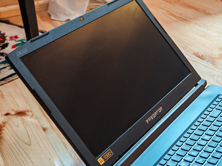 Vând Laptop Gaming Acer Predator Helios 300 - pentru piese, transport gratuit