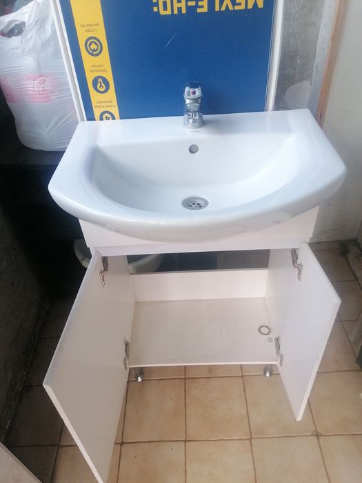 Шкаф за баня оборудван