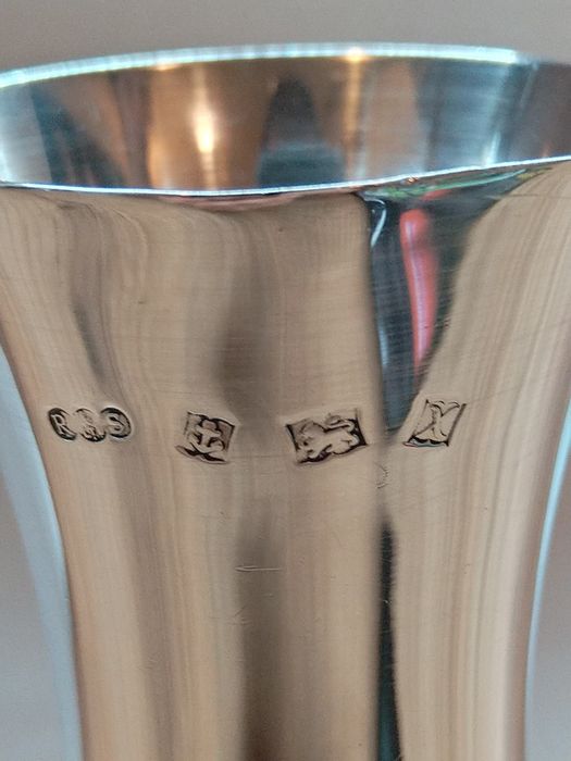 Продавам антикварна Английска сребърна чаша Келтски мотиви уникална