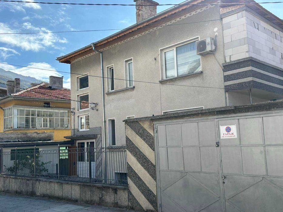 ЕТАЖ от КЪЩА с РЗП 120 кв.м, двор 150 кв.м, град Карлово