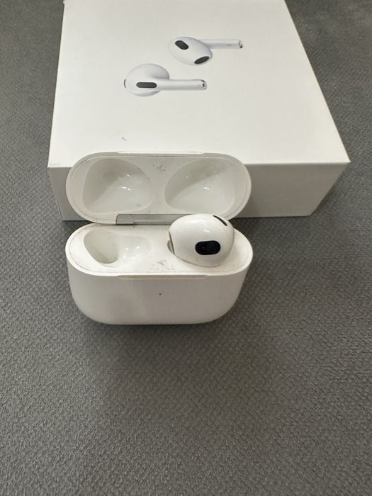 Продам Apple AirPods 3 with Lighting Charging case