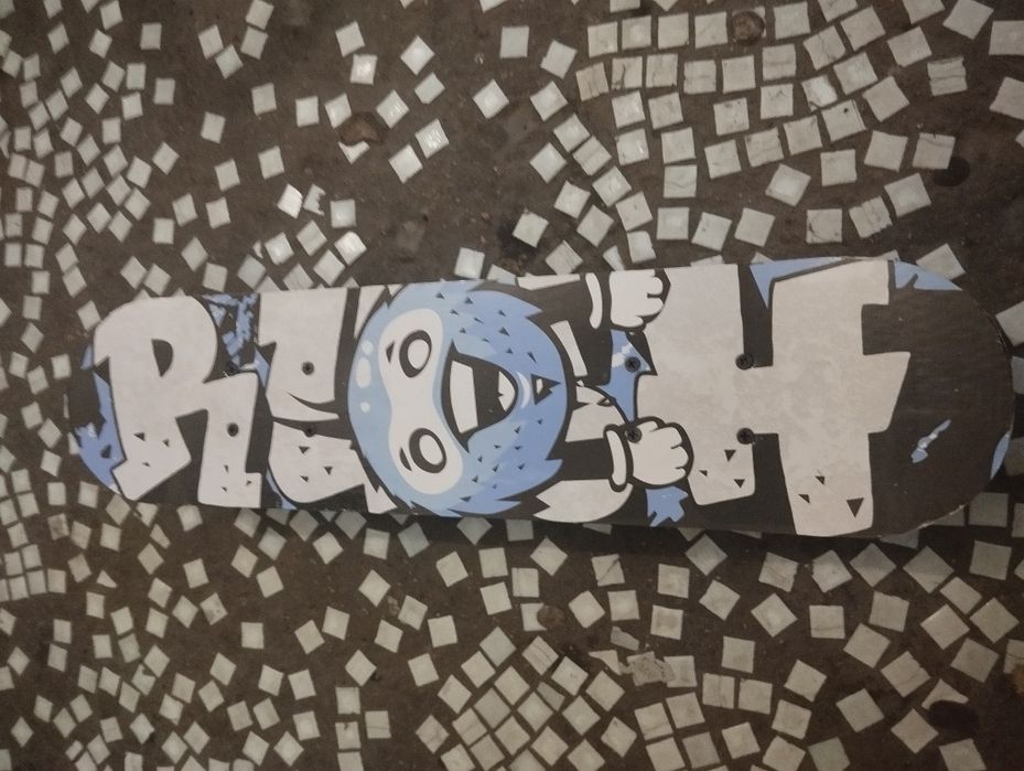 Скейтборд почти новый