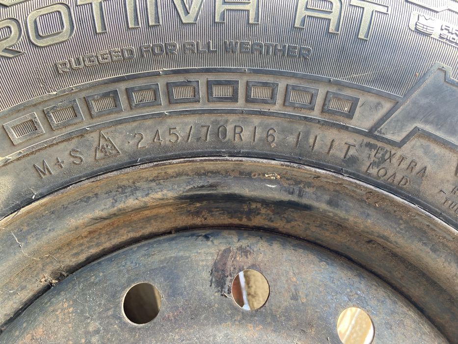 Резина с дискам 245/70 R16 Nokian