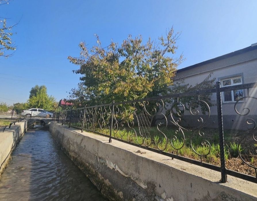 Кибрай тумани Узумзор маҳалласида  9,6 сотих 6 хонали уй сотилади.