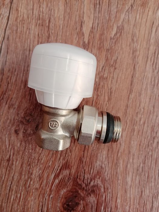 Угловой запорный кран