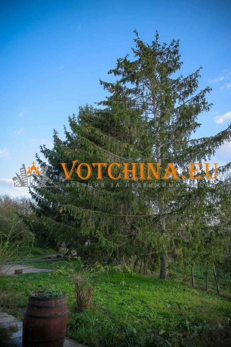 Простор и потенциал - масивна триетажна къща с панорамна гледка