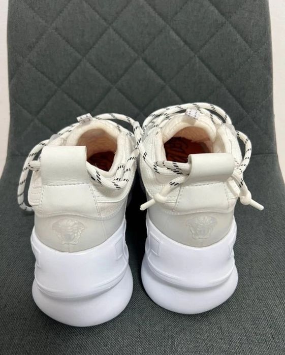 Versace chain reaction pe negru și alb