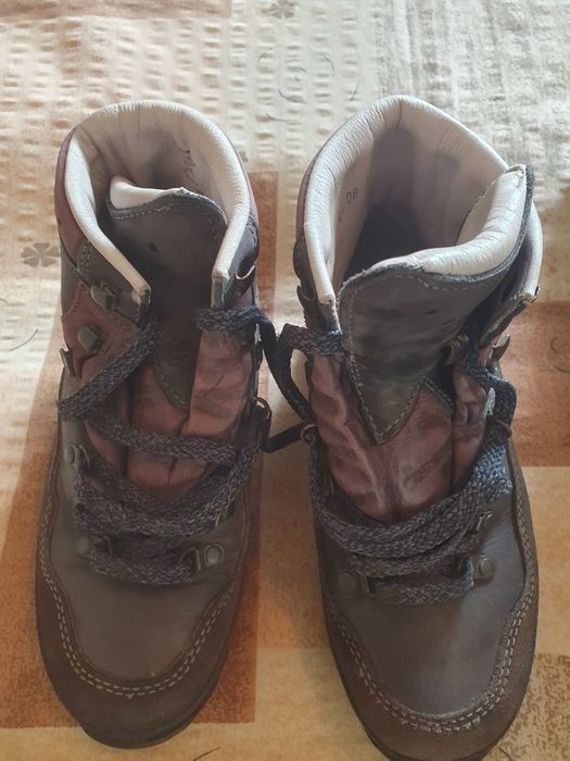 Обувки Lowa, номера 38,5 , 39 и 36.