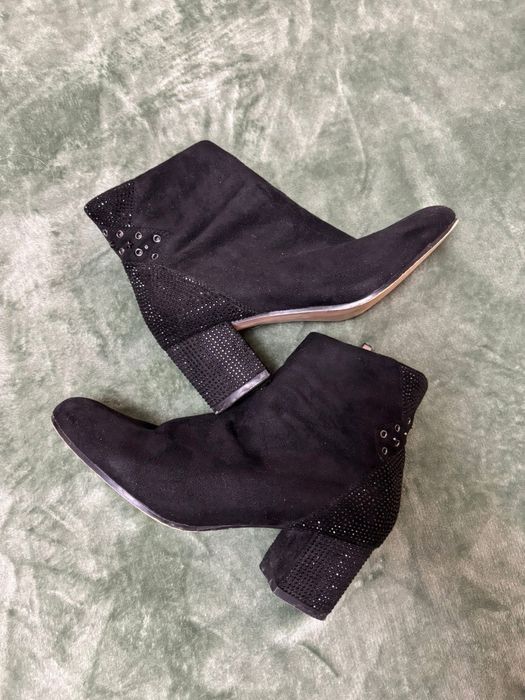 Дамски Боти 2 бр, общо цена 10€