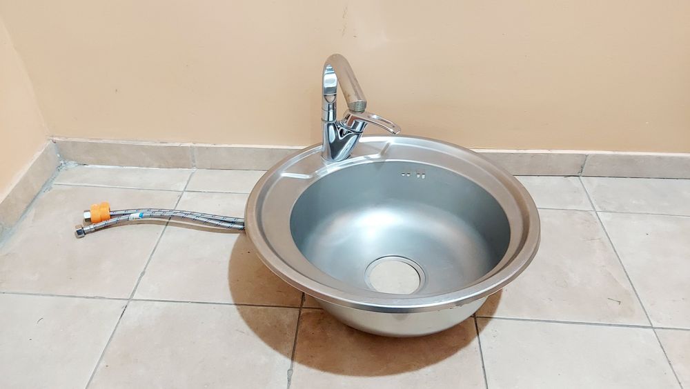 Умывальник круглый со смесителем