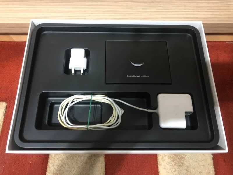 MacBook Air 13'' 2017 fabricat sept 2018 A1466 i5 1,8 GHz, 8 GB, flash 128 GB, la cutie ca nou