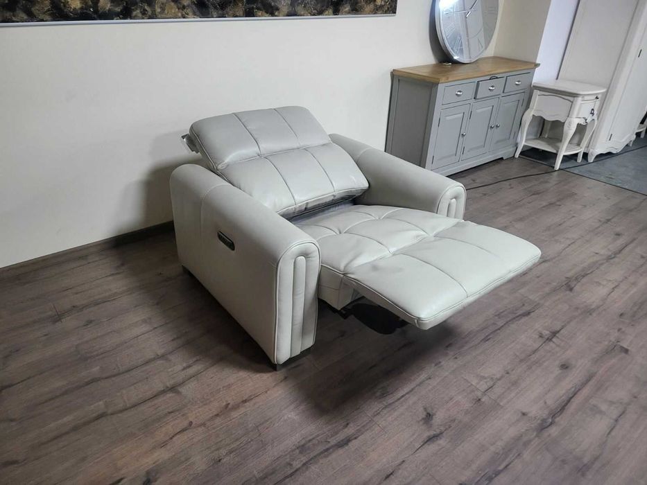 Светло сив-кремав кожен фотьойл с електрически релакс механизъм