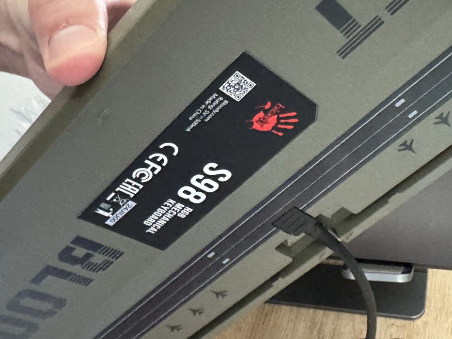 Продается комплект: клавиатура и мышь